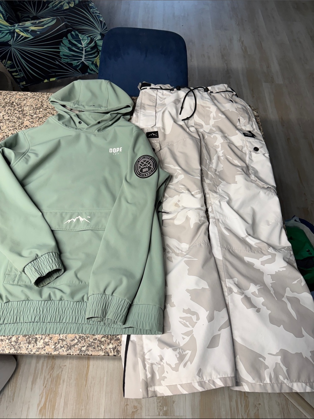 DOPE  Mint Green Pullover Jacket and ski pants set